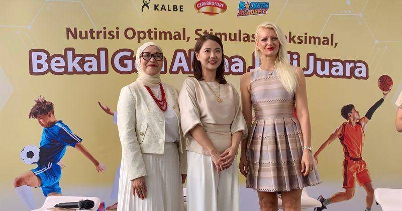 Para pembicara di acara yang diadakan oleh Cerebrofort dan Rockstar Academy dengan tema  “Nutrisi Optimal, Stimulasi Maksimal: Bekal Gen Alpha Juara” yaitu dr. Attila Dewanti, Sp.A (K) selaku dokter Spesialis Anak serta Konsultan Neurologi dan Tumbuh Kembang Anak, Adelia Theresia selaku Head of Vitamin Category Kalbe Consumer Health, dan Chebotar Elena selaku Group Activity and Marketing Country Manager Rockstar Academy (dari kiri ke kanan). - Dok. Kalbe
